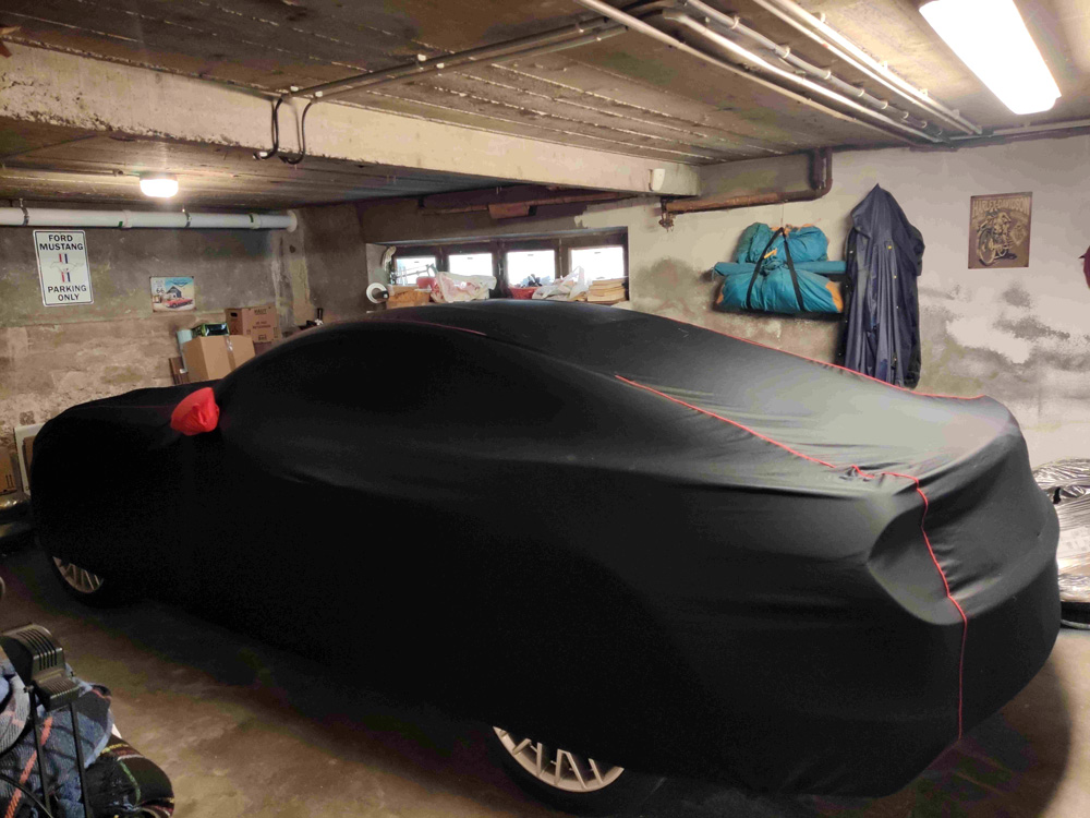 voiture ford mustang garee dans un garage protegee avec une housse noire de chez Cover Company